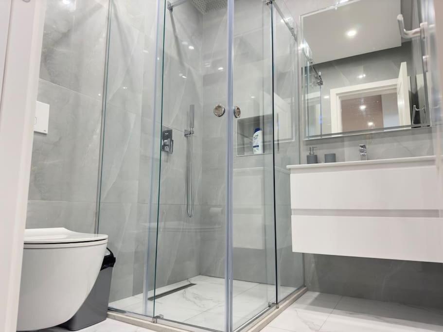 Apartment Modern Meets Comfort 2 Bedroom In Bllok Tirana