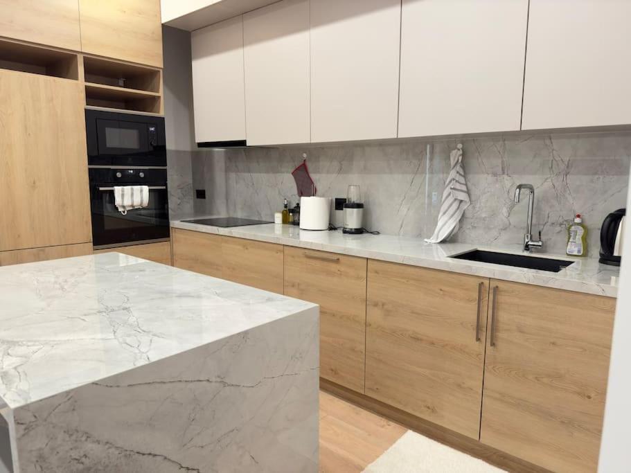 Modern Meets Comfort 2 Bedroom In Bllok