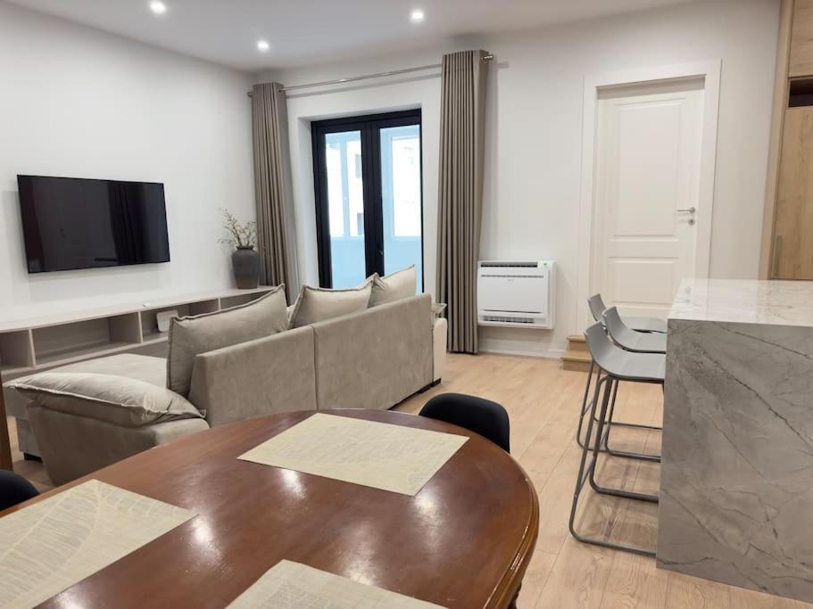 Modern Meets Comfort 2 Bedroom In Bllok *