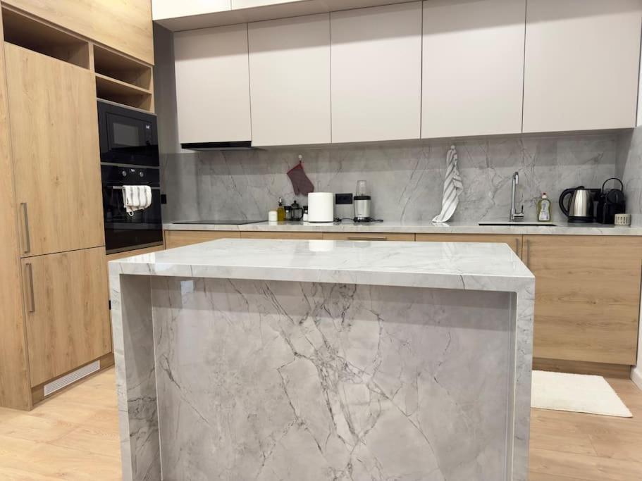 Modern Meets Comfort 2 Bedroom In Bllok Apartment