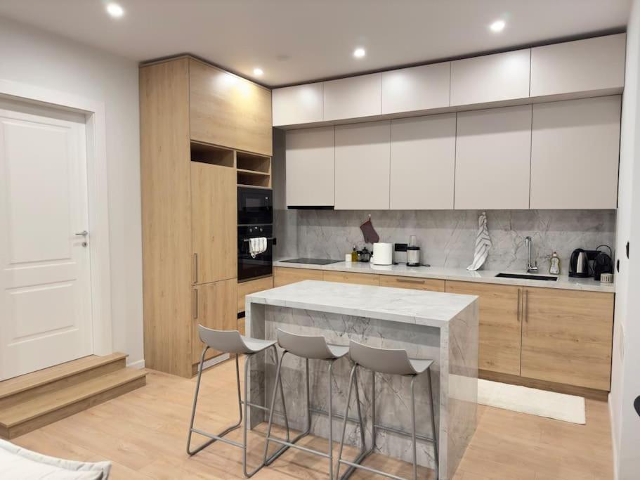 Apartment Modern Meets Comfort 2 Bedroom In Bllok Tirana