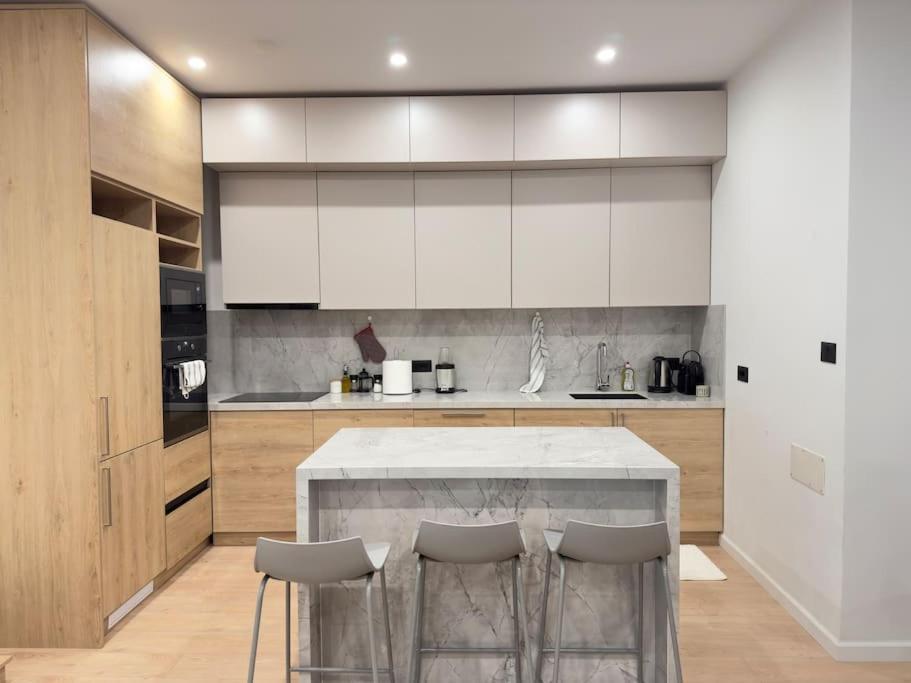Modern Meets Comfort 2 Bedroom In Bllok *