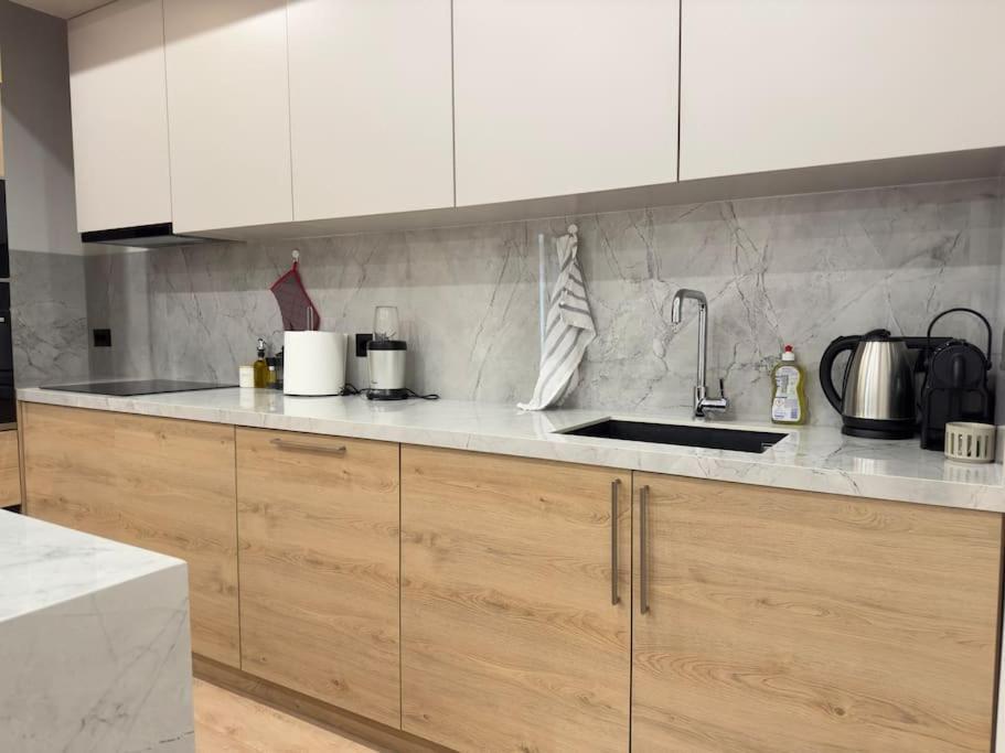 Modern Meets Comfort 2 Bedroom In Bllok Apartment